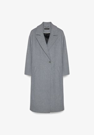 Palton gri din lână cu guler în formă de V, închidere cu un singur nasture, buzunare laterale și croială dreaptă. Material texturat cu un finisaj moale.