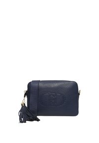 Mornarskoplavi kožnati crossbody torba s �širokim remenom, utisnutim okruglim logotipom i resicama pričvršćenim na zlatni kopču.