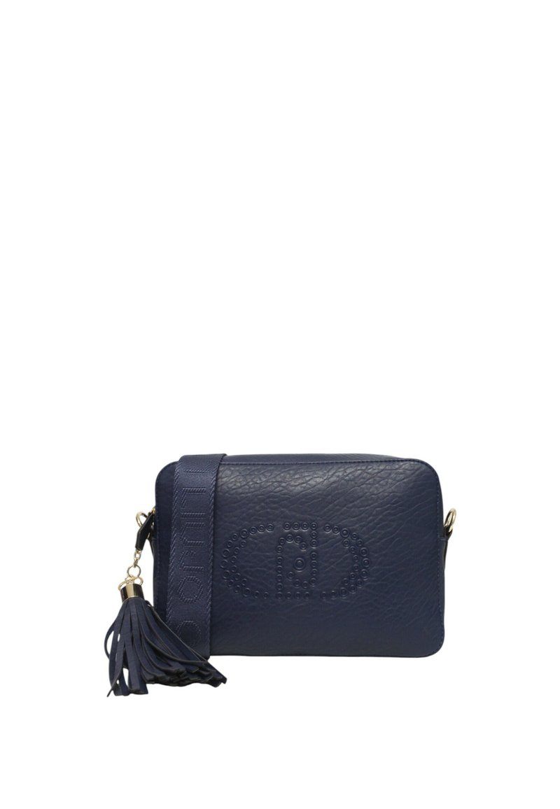 Mornarskoplavi kožnati crossbody torba s širokim remenom, utisnutim okruglim logotipom i resicama pričvršćenim na zlatni kopču.