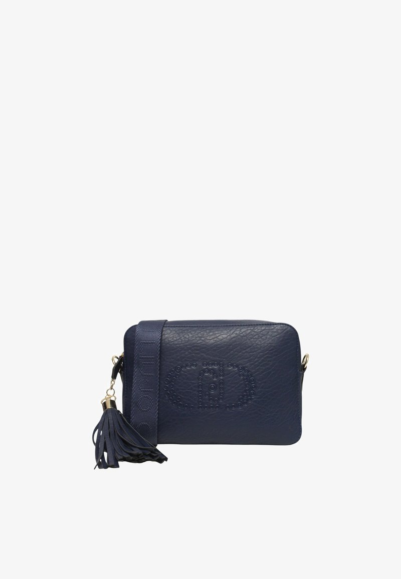 Borsa a tracolla in pelle strutturata di colore blu navy con una larga tracolla, logo circolare impresso e un pon-pon frangiato attaccato a una chiusura dorata.