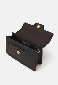 Portafoglio in pelle nera con chiusura a pulsante, dotato di un bottone dorato e tasca interna. Texture liscia e design minimalista.