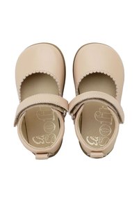 Zapatos Mary Jane de cuero rosa claro con bordes festoneados, puntera redonda y correa ajustable con hebilla. Suelas planas y forro interior suave.