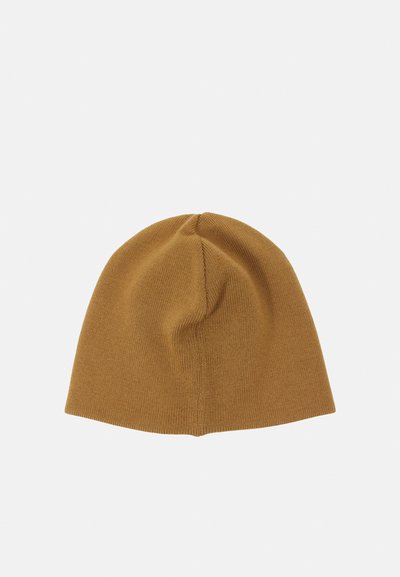Dziergana czapka beanie w musztardowym kolorze, z okrągłym wierzchem, gładką fakturą i prostym designem bez dodatkowych wzorów czy elementów.