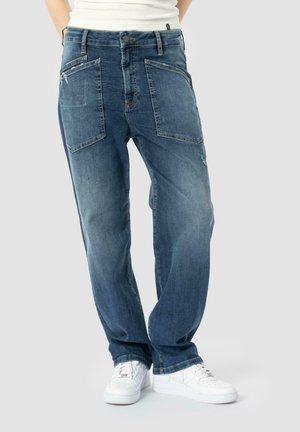 Blå denim jeans med en afslappet pasform, der har to forlommer, to baglommer og let slid på stoffet. Barer med hvide sneakers.