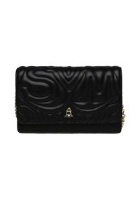Borsa a mano nera in pelle con texture trapuntata, caratterizzata da lettere impresse e un logo dorato. Include una tracolla a catena e una forma rettangolare.