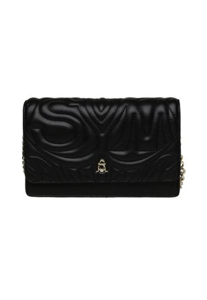 Borsa a mano nera in pelle con texture trapuntata, caratterizzata da lettere impresse e un logo dorato. Include una tracolla a catena e una forma rettangolare.