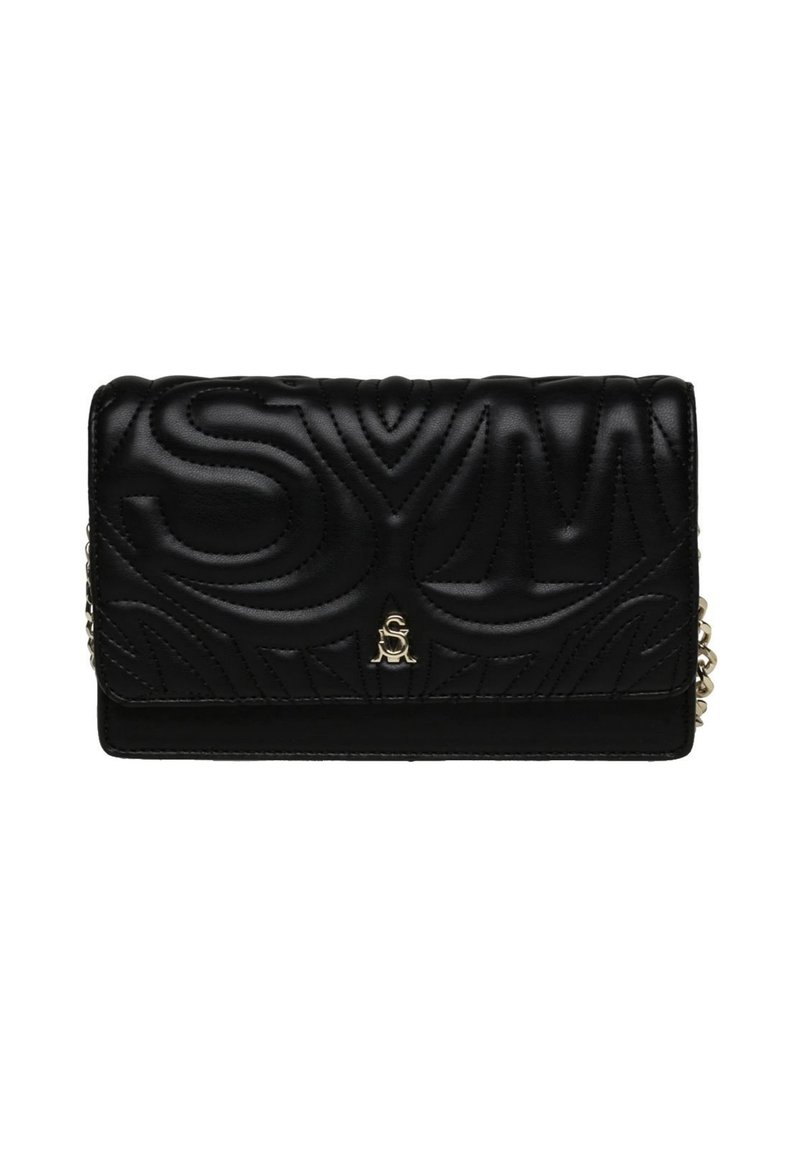 Borsa a mano nera in pelle con texture trapuntata, caratterizzata da lettere impresse e un logo dorato. Include una tracolla a catena e una forma rettangolare.