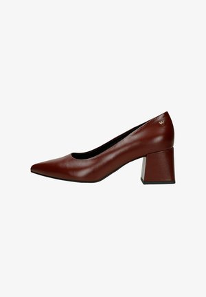 Scarpa con tacco alto in pelle bordeaux, con punta affilata e tacco geometrico a blocco. Texture liscia e discreto dettaglio del marchio sul tacco.