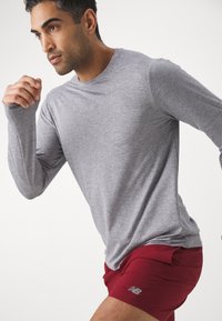 New Balance ESSENTIALS SHORT - Spordišortsid - mercury red