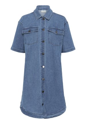 Sukienka koszulowa z krótkim rękawem, w jasnoniebieskim kolorze z białymi pionowymi paskami, z zapięciem na guziki, dwoma kieszeniami na piersi i zaokrąglonym dołem.