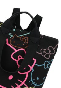 Borsa a tracolla nera con colorati design di Hello Kitty in rosa, blu, arancione e verde. Realizzata in materiale resistente con manici robusti.