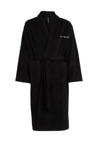 Svart badekåpe laget av myk frotté, med sjalkrage, belte i midjen, to frontlommer, og brodert logo på brystet.