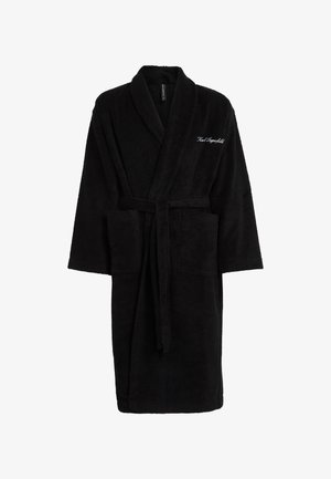 Juodas vonios chalatas, pagamintas iš minkšto frotinio audinio, su apykakle, diržu talijoje, dviem priekinėmis kišenėmis ir išsiuvinėtu logotipu ant krūtinės.