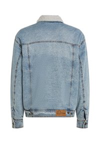 Veste en denim bleu clair avec un col en fausse fourrure blanche, des poignets boutonnés et un patch en cuir marron O'Neill sur la taille arrière.