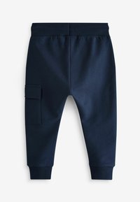 Marineblauwe cargojoggingbroek met geribde tailleband en boorden, voorzien van een zijzak en een gladde textuur. Geschikt voor casual draag.