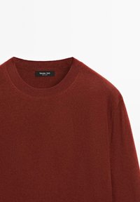 Bordeaux wollen trui met een ronde halslijn, geribbelde manchetten en zoom, en een gladde textuur. Etiket zegt "Massimo Dutti."