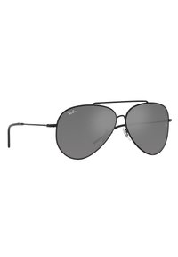 Occhiali da sole aviator con montatura in metallo nero, lenti scure, doppio ponte e stanghette sottili. Presenta il logo vicino alla lente su un lato.