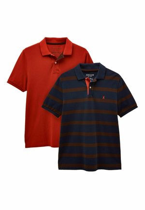 Zwei Polo-Shirts: eines in einfarbig Rot, das andere in Marineblau mit braunen horizontalen Streifen. Beide haben spitze Kragen und kurze Ärmel. Markenetikett sichtbar.
