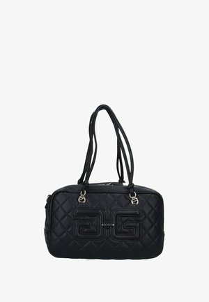 Borsa trapuntata nera con doppi manici a spalla, dettaglio logo goffrato, chiusura con zip e accessori in metallo argentato. Materiale morbido in finta pelle strutturata.