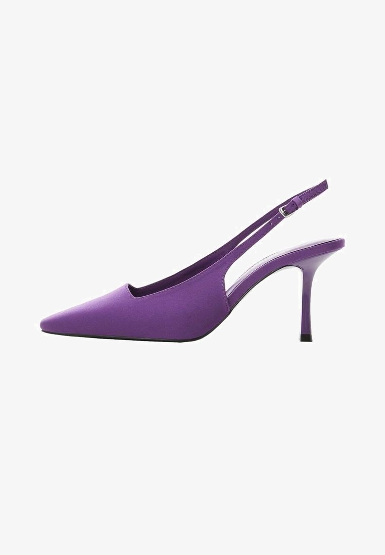 Chaussure violette à talon haut à bout pointu, avec une bride arrière fine réglable et un talon aiguille.