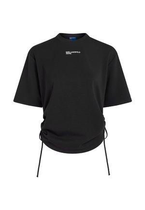 Svart T-skjorte med korte ermer, liten hvit "Karl Lagerfeld Jeans"-logo på brystet og justerbare snorer på sidene ved nederkanten.