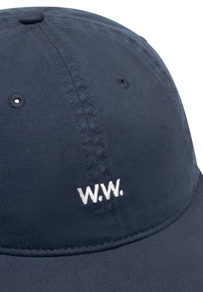 Dunkelblaue Baseballkappe mit weiß besticktem "W.W." zentriert über dem Schirm, ausgestattet mit genähten Belüftungsösen und Nähten.