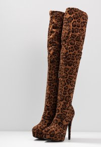 Botas de ante de leopardo hasta la rodilla en marrón y negro, con plataforma y tacón alto de aguja.