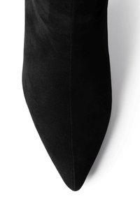 Czarne zamszowe czubki butów na wysokim obcasie z gładką teksturą i smukłą, konturowaną sylwetką. Brak widocznych elementów metalowych lub akcentów.