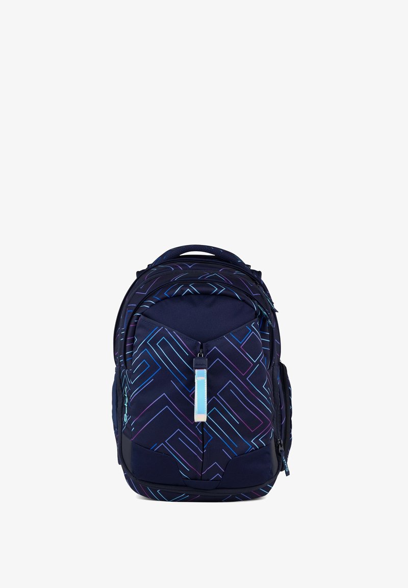 Zaino navy con motivo geometrico blu e viola, dotato di spallacci imbottiti, maniglia superiore e molteplici scomparti con cerniera.