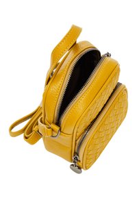 Borsa gialla in pelle con due scomparti con zip, una superficie intrecciata su un lato e una tracolla regolabile. Finitura liscia e dettagli in metallo argentato.