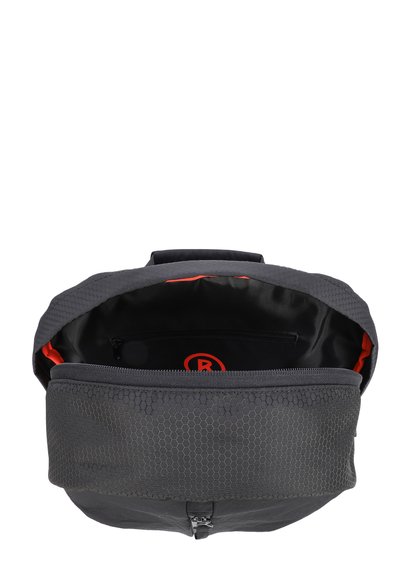 Graue Tasche mit sechseckiger Textur und offenem Reißverschluss, mit einem leuchtend orangefarbenen Innenfutter und einer inneren Reißverschlusstasche mit Logo.