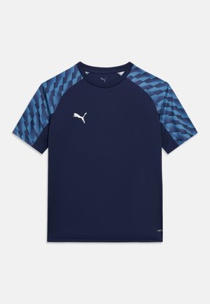 Tricou sportiv albastru marin cu mâneci raglan albastre, decorate cu model. Prezintă un logo Puma alb pe piept și textură fină a țesăturii.