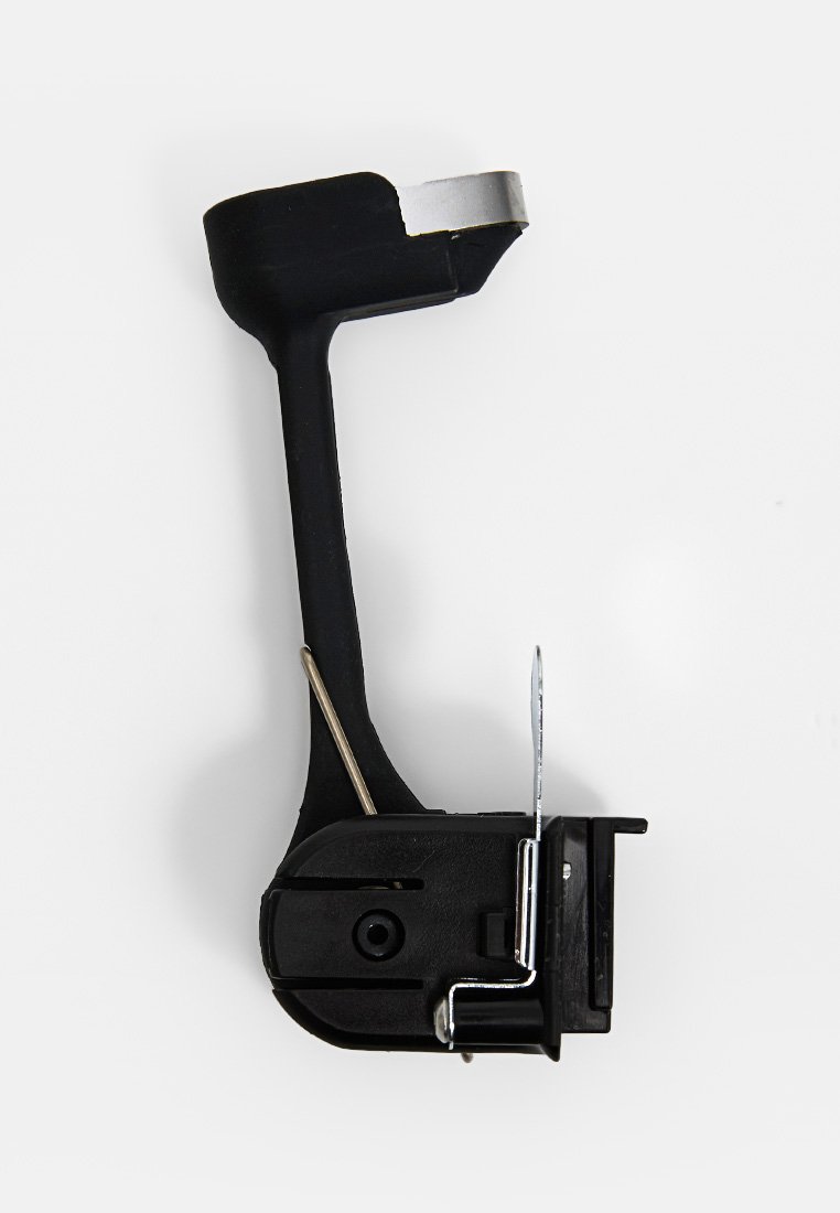 Strumento in plastica nera con un lungo manico, gancio metallico e clip a molla. Presenta un design compatto con superfici lisce e una costruzione robusta.