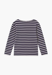 Długi rękaw bluzka z granatowo-białym poziomym wzorem, okrągłym dekoltem i miękkim bawełnianym materiałem.