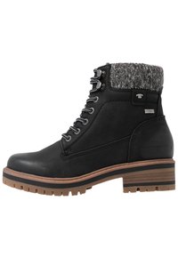 Botte noire à lacets montante à la cheville avec semelle épaisse marron et col en maille grise, dotée d'œillets métalliques et d'une tige en cuir texturé.