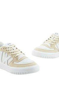 Sneakers beige e bianchi con materiali in rete e pelle, punta arrotondata, dettagli perforati e suola in gomma texturizzata.
