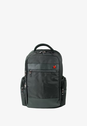 Zwarte rugzak gemaakt van textuurstof, voorzien van meerdere met rits afsluitbare vakken, een bovenhandgreep en zijnetvakken. Rode logo detail zichtbaar.