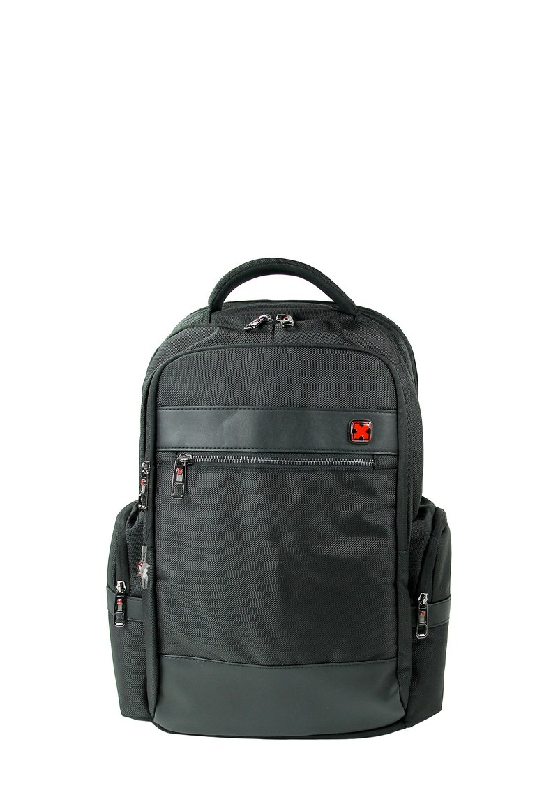 Zwarte rugzak gemaakt van textuurstof, voorzien van meerdere met rits afsluitbare vakken, een bovenhandgreep en zijnetvakken. Rode logo detail zichtbaar.