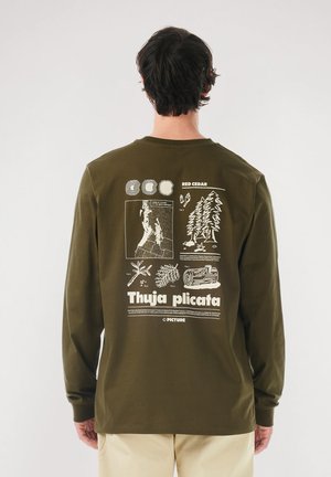 Langärmliges, olivgrünes T-Shirt mit einem weißen Grafikdruck auf der Rückseite, der Bäume, Baumstämme und den Text "Thuja plicata" zeigt.