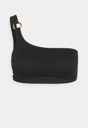 Czarny biustonosz bikini na jedno ramię wykonany z gładkiego materiału, z okrągłym pomarańczowym akcentem na ramiączku oraz bezszwowymi, eleganckimi liniami.