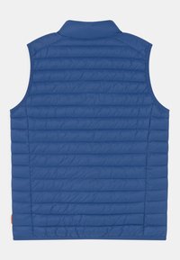 Blaues Daunenweste mit hohem Kragen, vertikal gestepptem Design, einer schlanken Silhouette und einem orangefarbenen Etikett am unteren Saum.