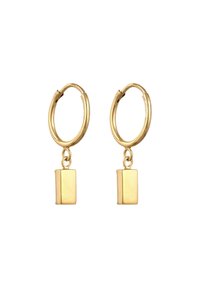 Goldene Creolen mit rechteckigen goldenen Anhängern, die von jeder Creole hängen, vor einem schlichten weißen Hintergrund.