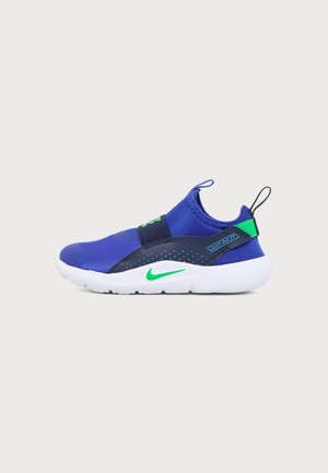 Μπλε αθλητικό παπούτσι Nike slip-on με λευκή σόλα, πράσινο swoosh, μαύρη λωρίδα και κείμενο "Just Do It" στη θηλιά της φτέρνας, εμφανίζεται από την πλευρική όψη.