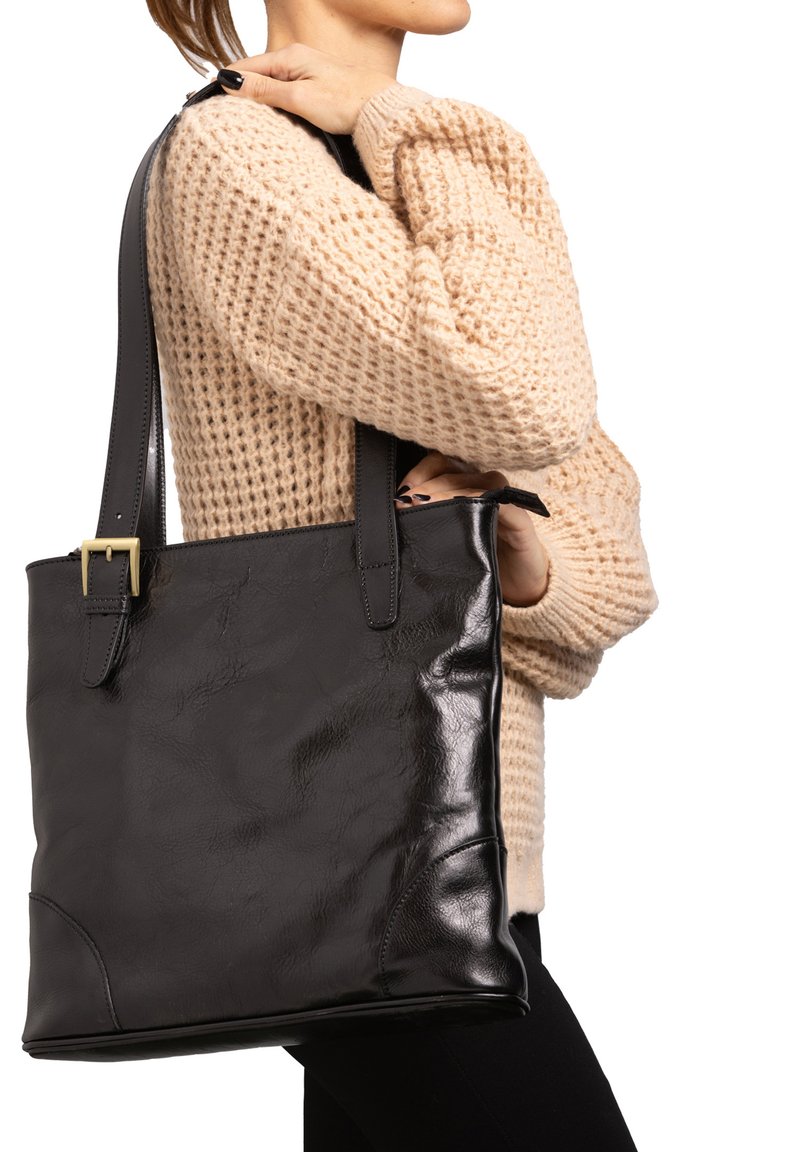 Borsa a spalla in pelle nera con due lunghe cinghie, caratterizzata da una superficie liscia e da una leggera lucentezza. Include un dettaglio con fibbia dorata.