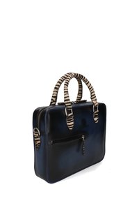 Borsa a mano rettangolare in pelle blu scuro con tasca frontale con chiusura a zip e manici e dettagli a strisce zebrati.