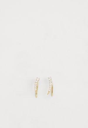 Orecchini in oro con due design curvati, adornati con numerosi piccoli cristalli trasparenti su un lato. Superfici lisce con una finitura lucida.