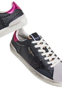 Sneaker neri e grigi con una combinazione di materiali testurizzati, accenti lucidi, lacci bianchi e un dettaglio con stampa leopardata.