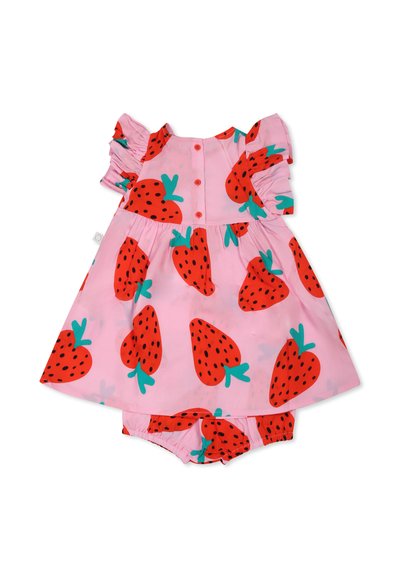 Abito rosa con motivo di fragole rosse, dettagli verdi e maniche volantu. Include un paio di mutandine abbinate sul fondo. Tessuto in cotone.