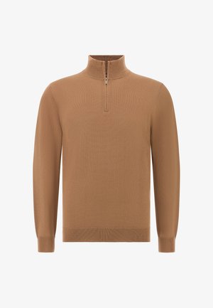 Bruine lange mouwen gebreide trui met een halve rits kraag en geribde manchetten en zoom, getoond op een effen witte achtergrond.