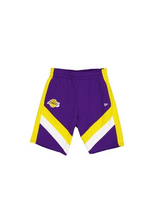 Shorts violets de la marque Lakers avec des rayures diagonales jaunes et blanches, taille élastique, et un logo sur la cuisse gauche. Tissu extensible.